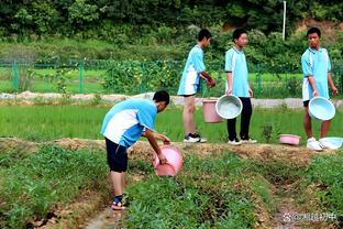 克雷马斯基：梅西从不单独庆祝进球，他跳我身上我都不想让他下来